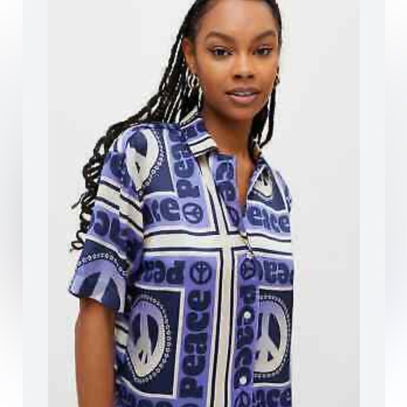 Urban Outfitters Tops - NWT URBAN OUTFITTERS LIAM BLUE PEACE SHORT SLEEVE BUTTON-DOWN SHIRT SIZE M.
Less